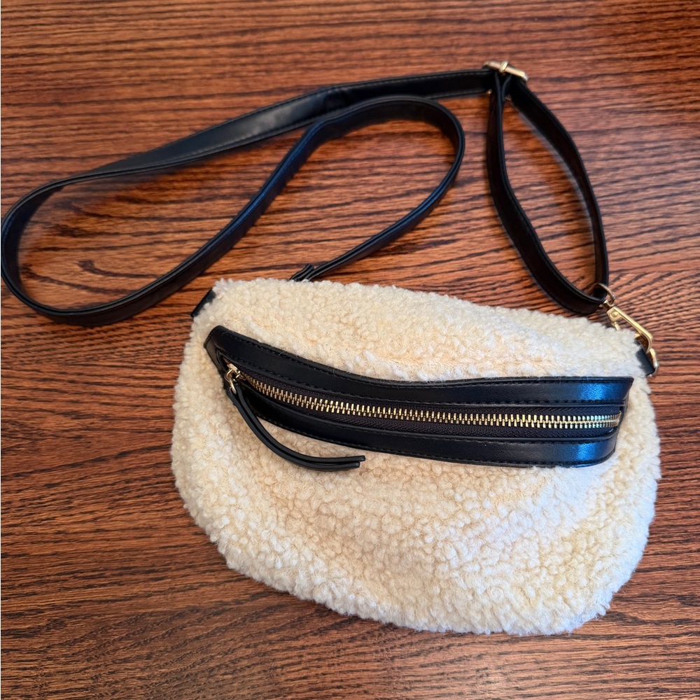 GREAT FOR WINTER! Stylish Cream and Black Sherpa Crossbody Bag - Picture 6 of 8